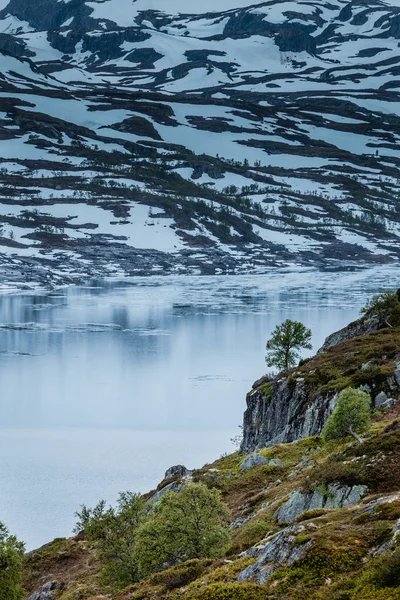 Norge natursköna berg med frusen sjö. — Stockfoto