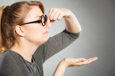 Kız burnunu pis koku koku nedeniyle pinches..