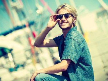 Yaz aylarında liman oturan sarışın adam