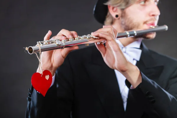 Mannelijke fluitist met fluit en hart. Melodie van liefde — Stockfoto