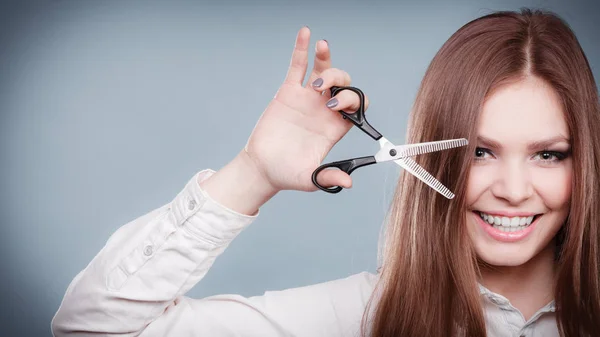 Chica loca con tijeras. Peluquería en acción . — Foto de Stock