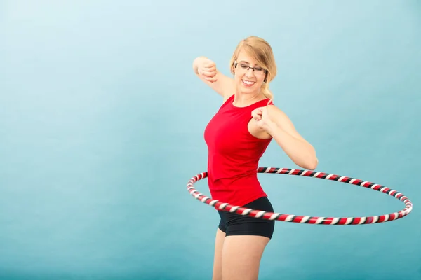 Fitness kobieta obraca się Hula-hoop — Zdjęcie stockowe