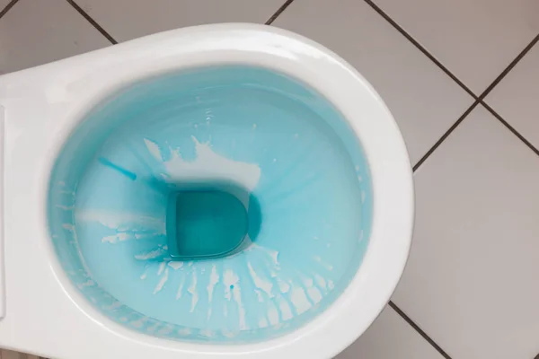 Bol de toilette blanc avec détergent bleu — Photo