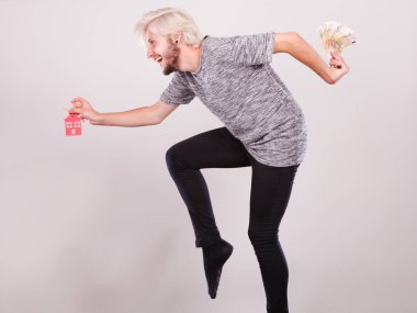 Eve para ve anahtarları tutan adam