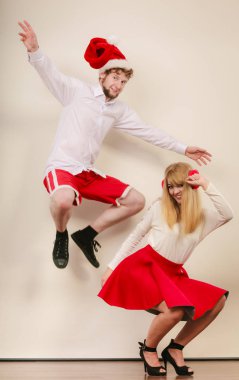 Mutlu aktif çift dans ve atlama.