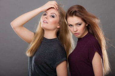 İki güzel kadın, sarışın ve esmer poz