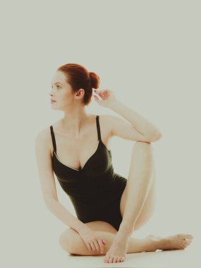 Çekici kadın siyah mayo tarzı iç çamaşırı