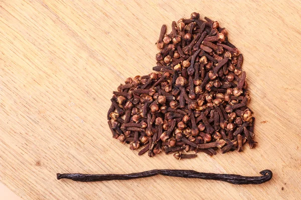 Heart form made from spice cloves — Stock Photo, Image