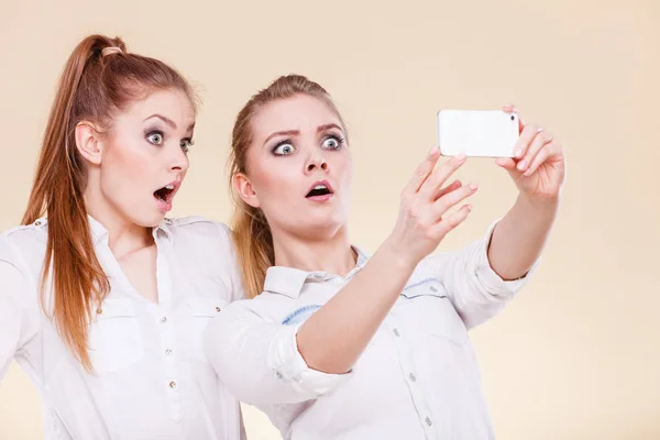 Friends student girls taking self photo with smart phone — Stock Photo, Image