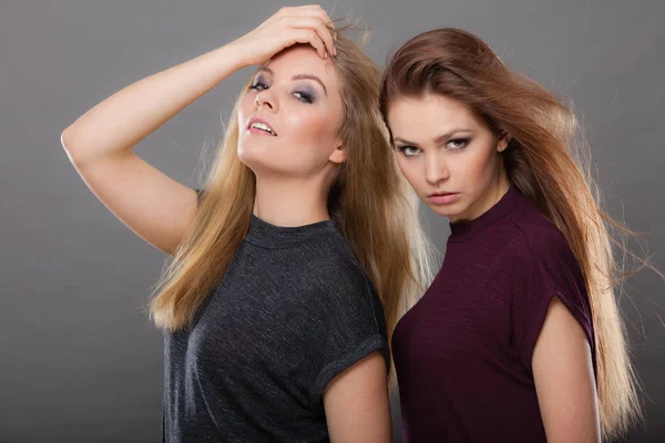 두 아름 다운 여자, 금발 머리와 갈색 머리 포즈 — 스톡 사진