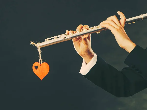 Чоловічий флейтист з флейтою та серцем. Кохання мелодії — стокове фото