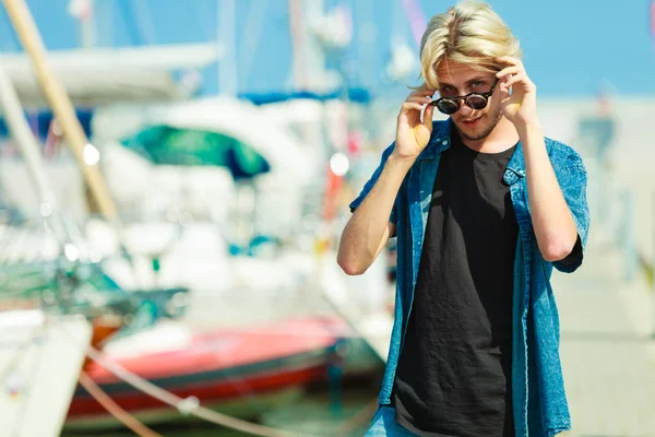 Homme blond debout près du port en été — Photo