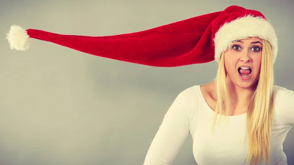 Surprise fille portant soufflage santa claus chapeau — Photo