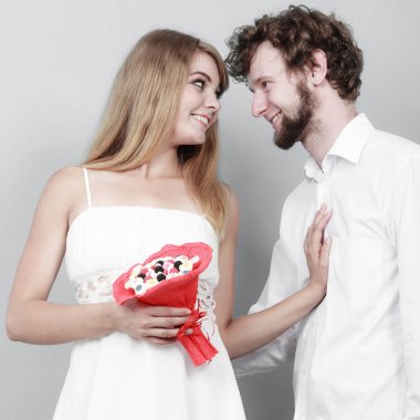 Mutlu çift şeker demet çiçekler ile. Aşk.