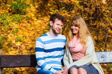 Aşık çift bankta sonbahar Park