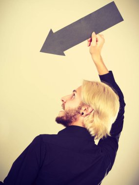 Siyah ok aşağı sol işaret tutan adam