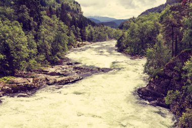 Stranda Nehri dağlarda, Norveç.