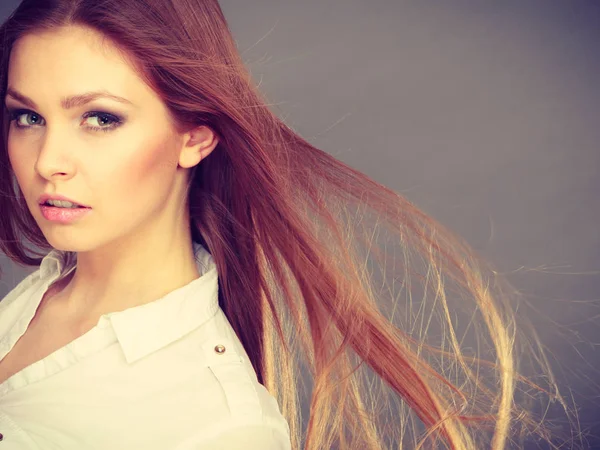 Belle femme brune avec des cheveux soufflés par le vent — Photo