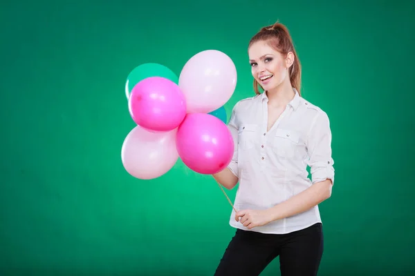 Tiener vreugdevolle meisje spelen met kleurrijke ballonnen — Stockfoto