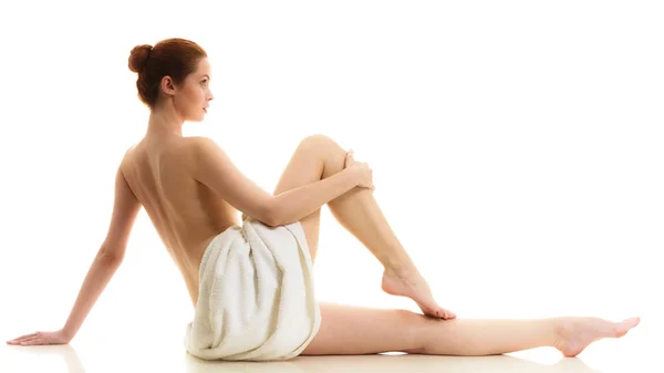 Seduto donna nuda in asciugamano bianco — Foto Stock