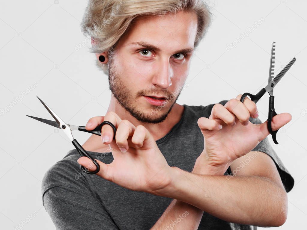 Man with scissors for haircutting — Stock Photo © 132745024