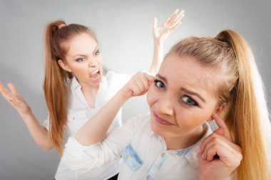 Fury kız arkadaşı, kulakları kapanış kadın çığlık