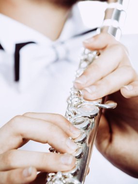 Eller genç adamın flüt çalmaya