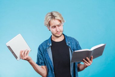 Tablet ve kitap tutan adam öğrenci.