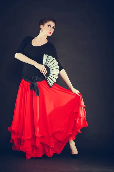 Mulher bonita dançando dança oriental . — Fotografia de Stock