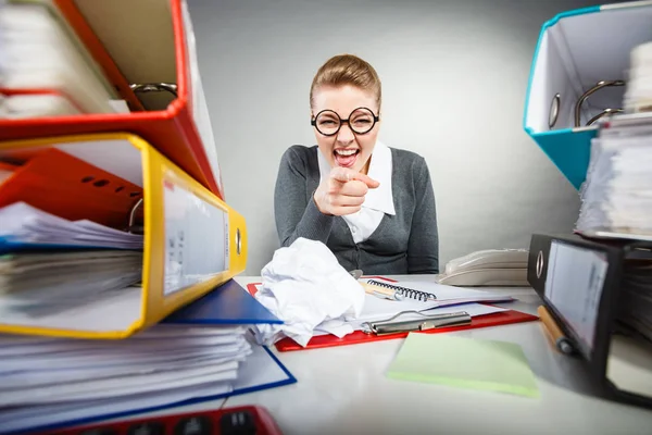 Secretaria trastornada en su escritorio . — Foto de Stock