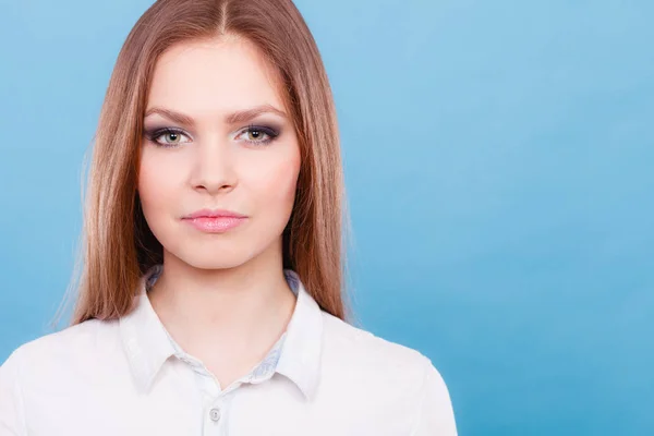 Precioso retrato de mujer joven glamorosa . — Foto de Stock