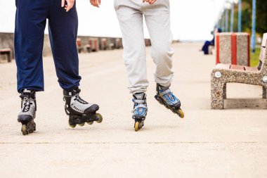 Aktif insanlar arkadaş paten açık.