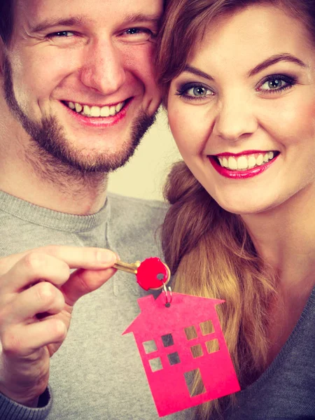 Couple with house keys. — Stock Photo, Image