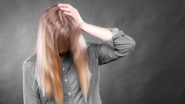 Mujer rubia deprimida cubriendo la cara . — Foto de Stock