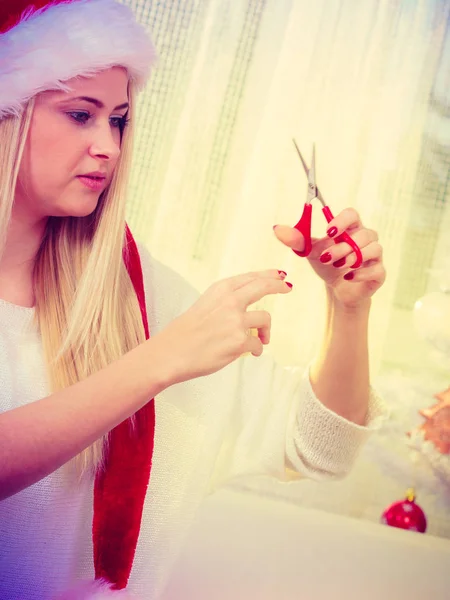 Jovem mulher preparando presentes para o Natal — Fotografia de Stock