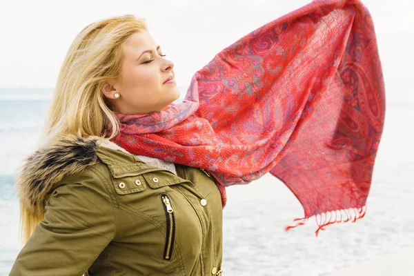 Femme avec écharpe rouge sur la plage — Photo