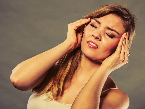 Frau leidet unter Kopfschmerzen Migräne. — Stockfoto