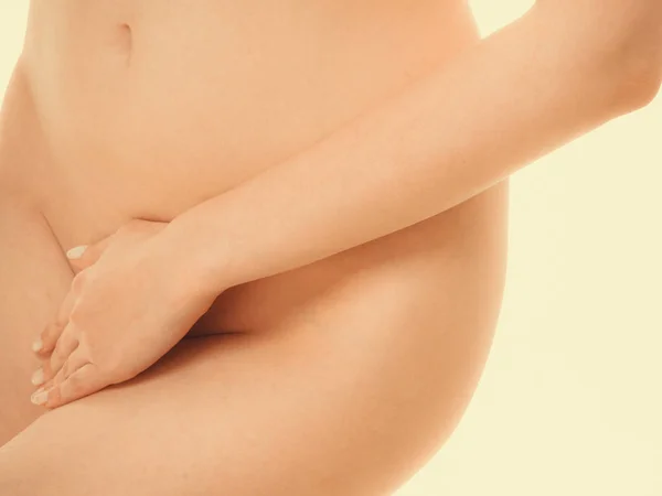 完全に裸女性カバー彼女の膣口. — ストック写真