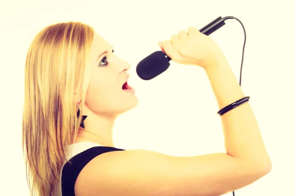 Mujer bonita con micrófono cantando . — Foto de Stock