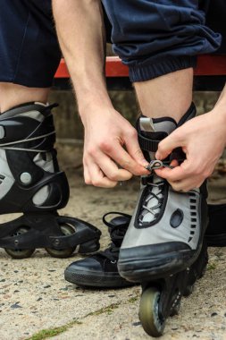 Adam tekerlekli paten üzerinde açık koyarak.