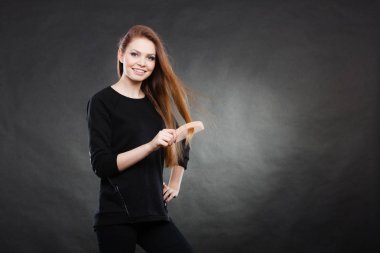 Uzun saçlı kadın onun saç tarama.