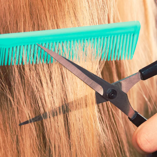 Femme coupe les cheveux lisses. — Photo