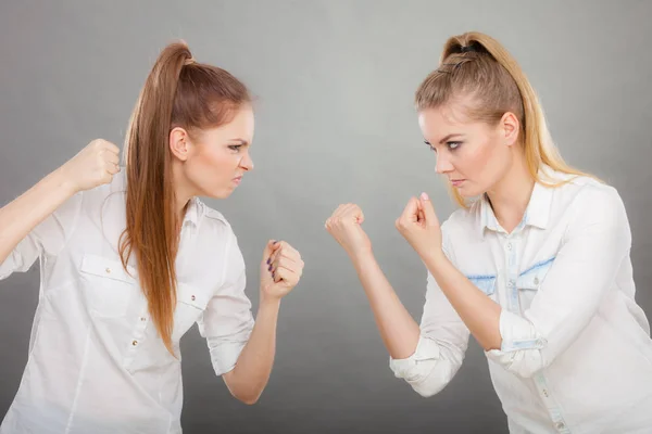 Boos fury meisjes ponsen en vechten — Stockfoto