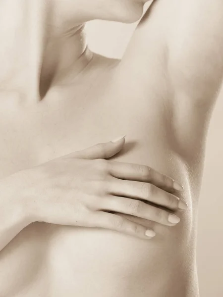 Женщина осматривает грудь на предмет рака груди — стоковое фото