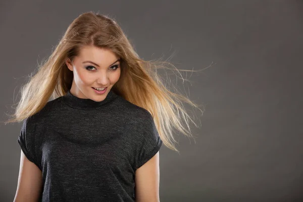 Attraente donna bionda con capelli soffiati dal vento — Foto Stock