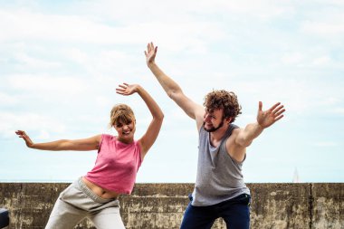 Spor forma silah ile iki kişi.