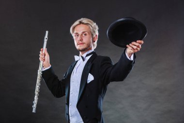 Zarif giyimli müzisyen flüt tutan