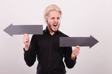 Sol ve sağ oklar siyah tutan adam