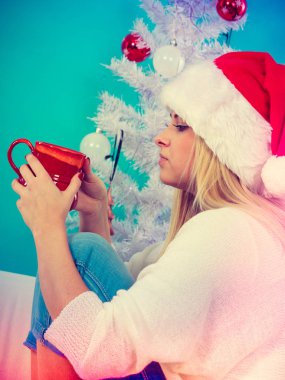 Santa şapka kupa içme kadın