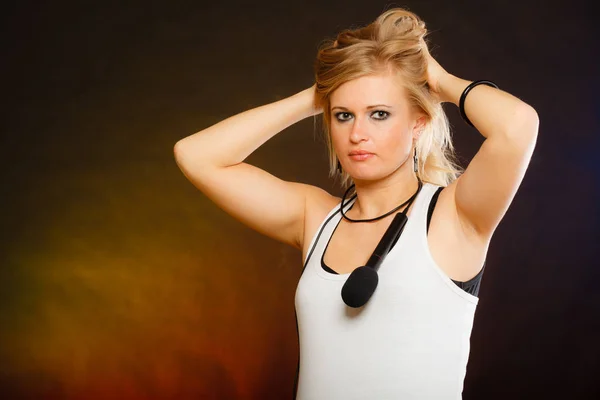 Blond žena pózuje s mikrofon na rameni — Stock fotografie